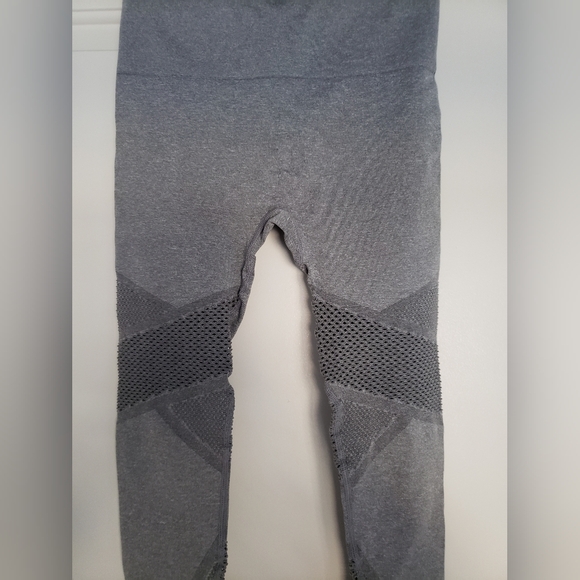 Fabletics Mosaic high waisted 7/8 leggings in grey size XS - Picture 5 of 16
